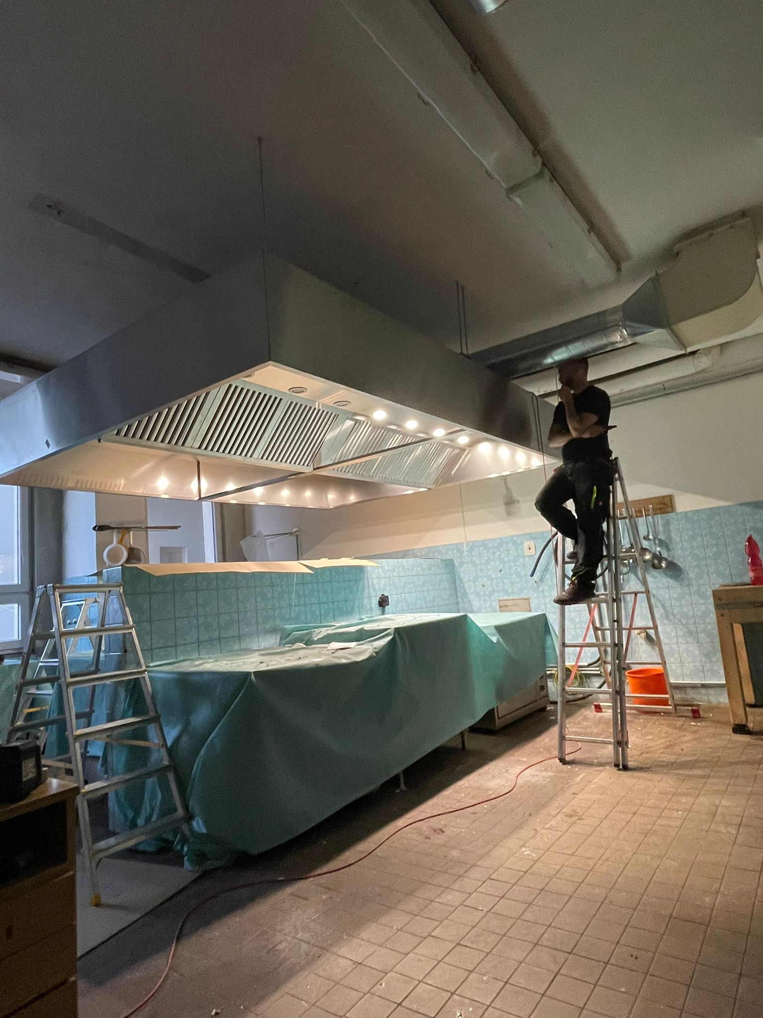 montaz-digestore-ve-vyvarovne-4