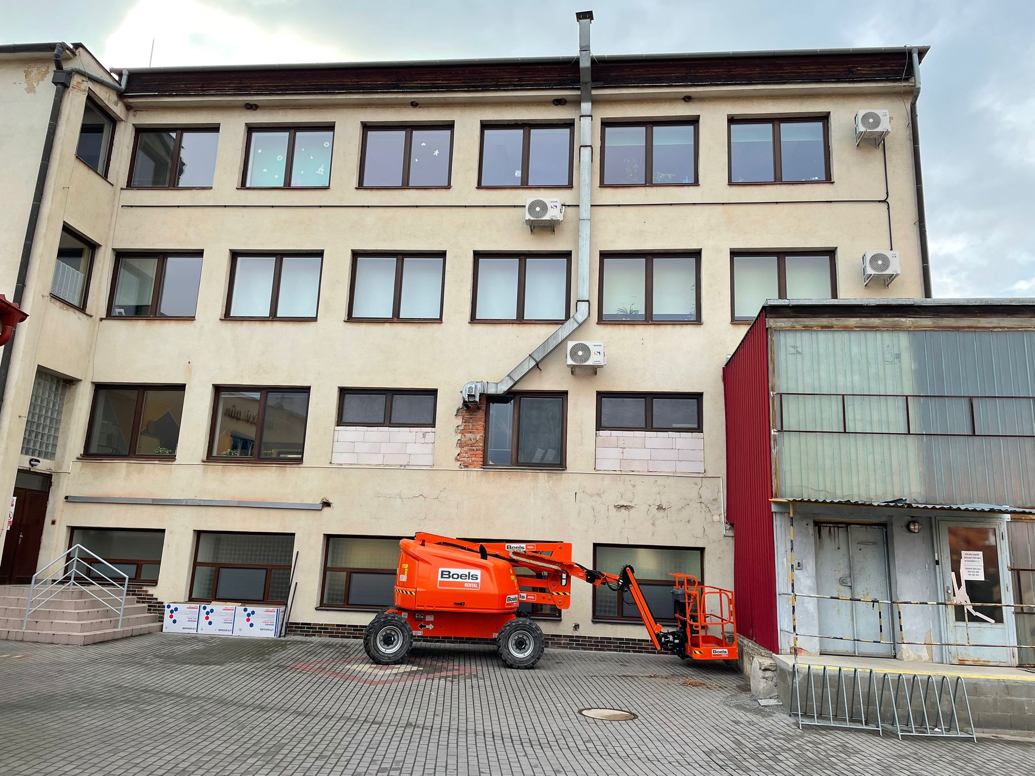 montaz-klimatizace-zakladni-skola-veverska-bityska-5